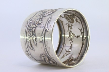  Argola de guardanapo em prata com motivos florais envolvendo cartela para monograma.